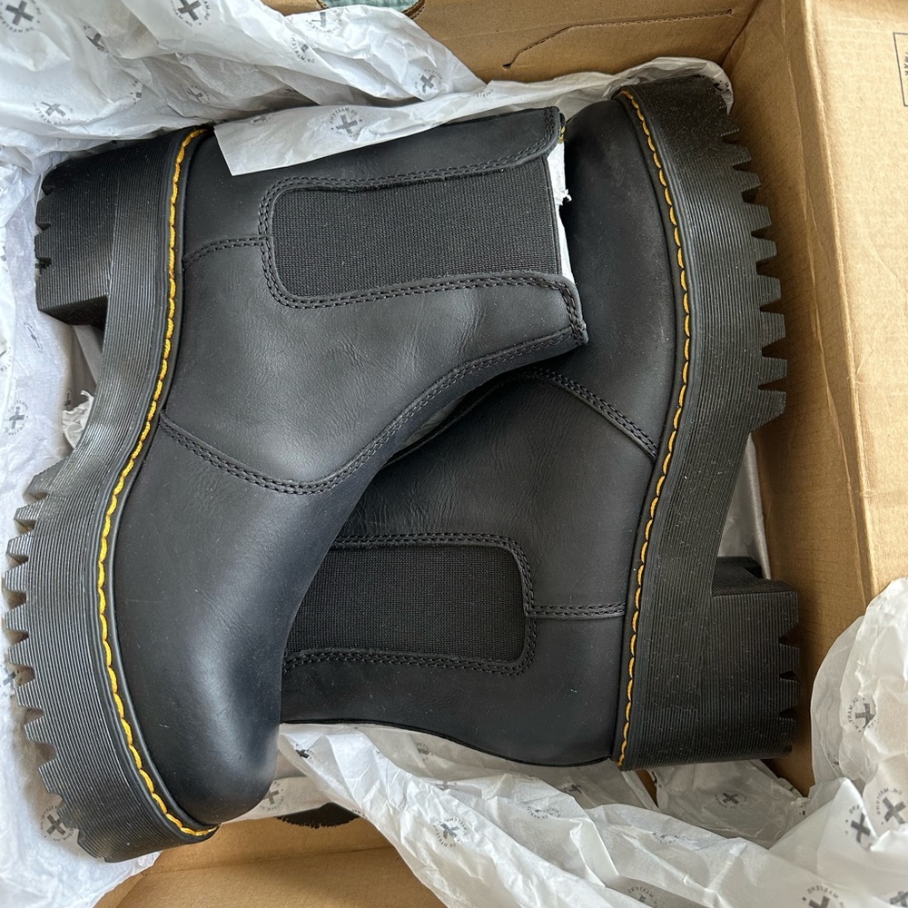 NEW 9 Dr. Martens Unisex 2976 Chelsea Boot  Dr. Martens Women's Rometty